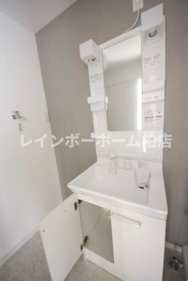 洗面設備　シャワー付き洗面台です