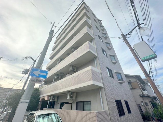 建物外観　閑静な住宅地にある、落ちついた色合いのキレイな建物です。