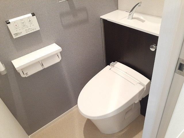 トイレ　落ち着いた色調のトイレです
