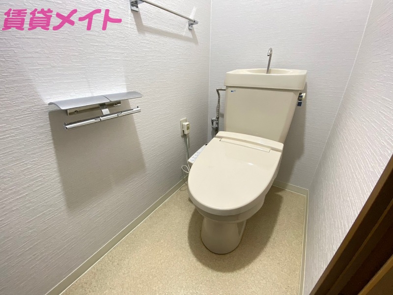 トイレ　別部屋反転写真です