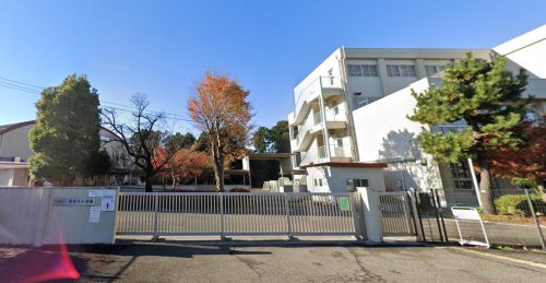 小学校　多摩市立東寺方小学校（小学校）まで876m