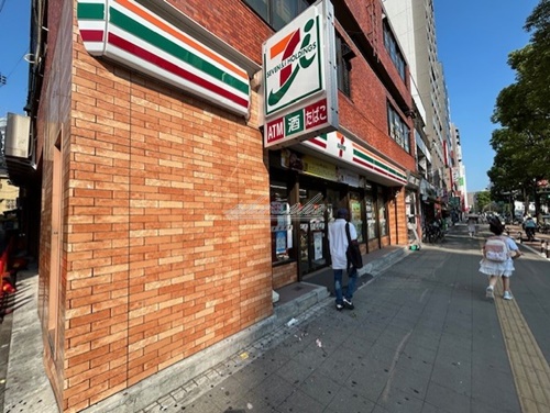 コンビニ　セブンイレブン 川崎駅前店（コンビニ）まで217m