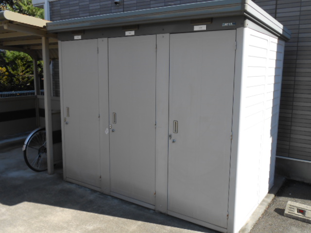 その他設備　屋外物置完備（冬用タイヤ等収納可能）