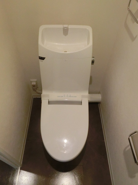 トイレ　トイレにも収納があります。