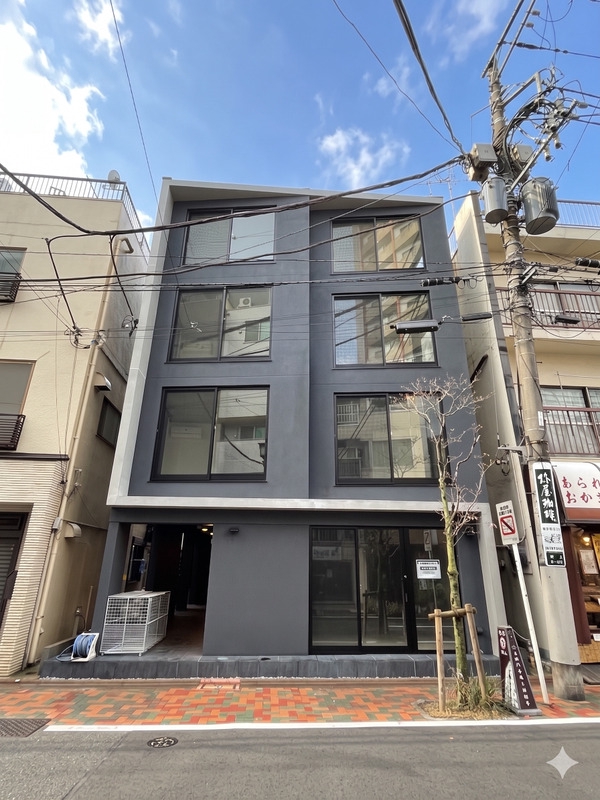 建物外観　直線的でスタイリッシュな外観