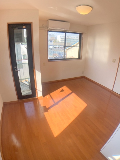 居室・リビング　★明るいフローリングの角部屋です★バルコニー右側スペース幅2