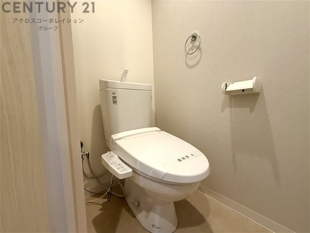 トイレ　温水洗浄便座付きのトイレです♪