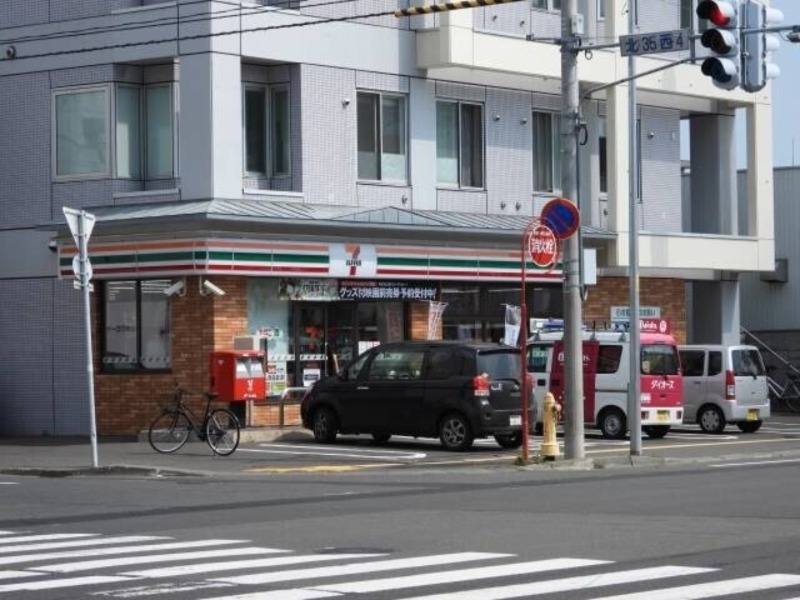 コンビニ　セブンイレブン札幌北37条店（コンビニ）まで185m