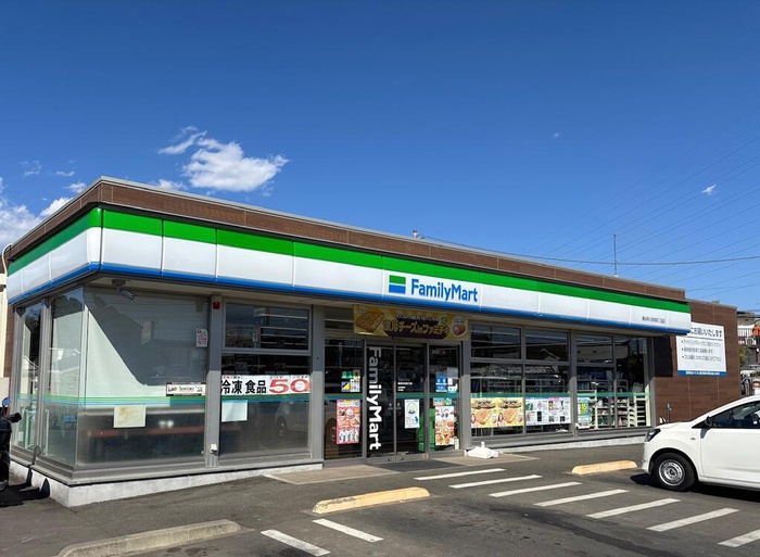 コンビニ　ファミリーマート瀬谷阿久和西4丁目店（コンビニ）まで240m