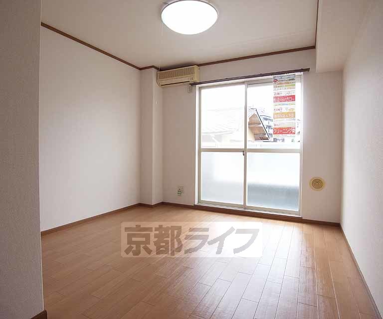 居室・リビング　明るいお部屋ですね。