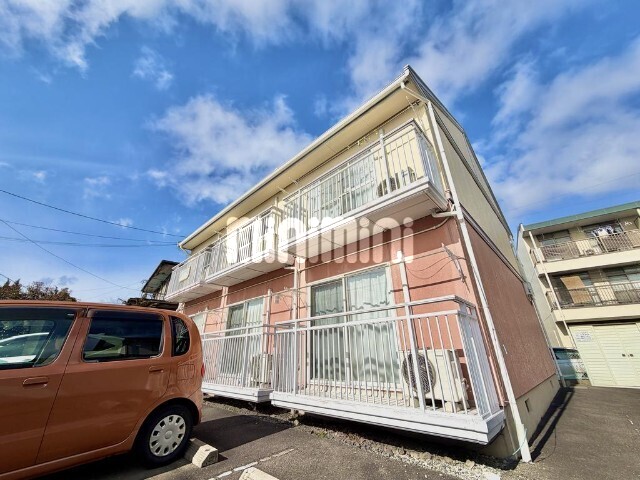 建物外観　物件南側が駐車場です。