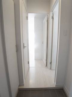 玄関　玄関からでもお部屋はこんなに明るいです