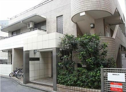建物外観　鉄筋コンクリート造のがっちりとした建物。