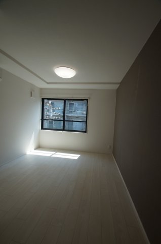 居室・リビング　優しい色合いの床材を使用した居住空間です。