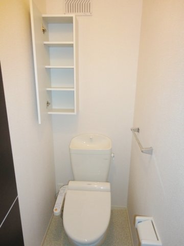 トイレ　トイレは温水洗浄便座付き♪人気のバストイレ別です☆小物を置け