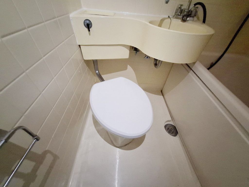 仙台市地下鉄南北線 愛宕橋駅 徒歩15分 4階建 築42年のトイレ写真