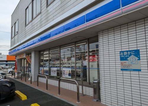 コンビニ　ローソン　岐阜西荘支店（コンビニ）まで745m