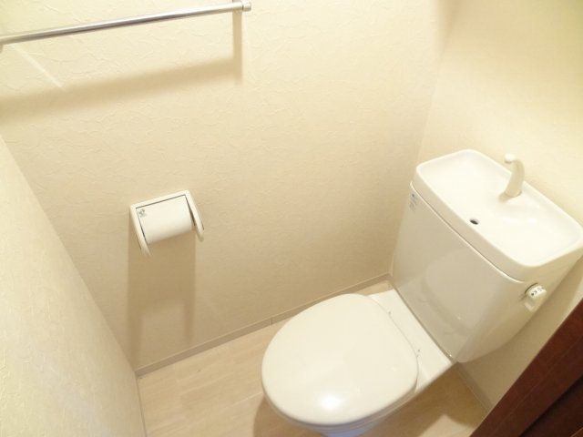 地下鉄御堂筋線 中津駅 徒歩9分 9階建 築22年のトイレ写真