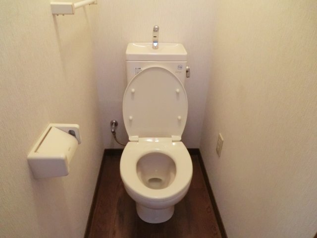トイレ　温水洗浄便座付きのトイレです♪