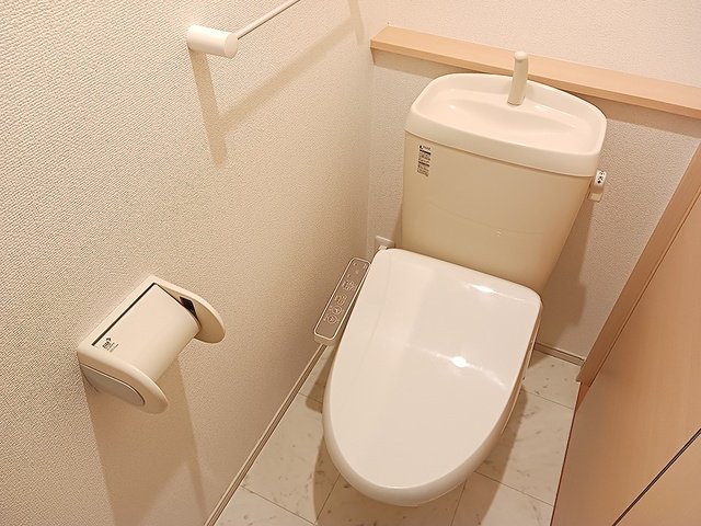 トイレ　落ち着いた色調のトイレです