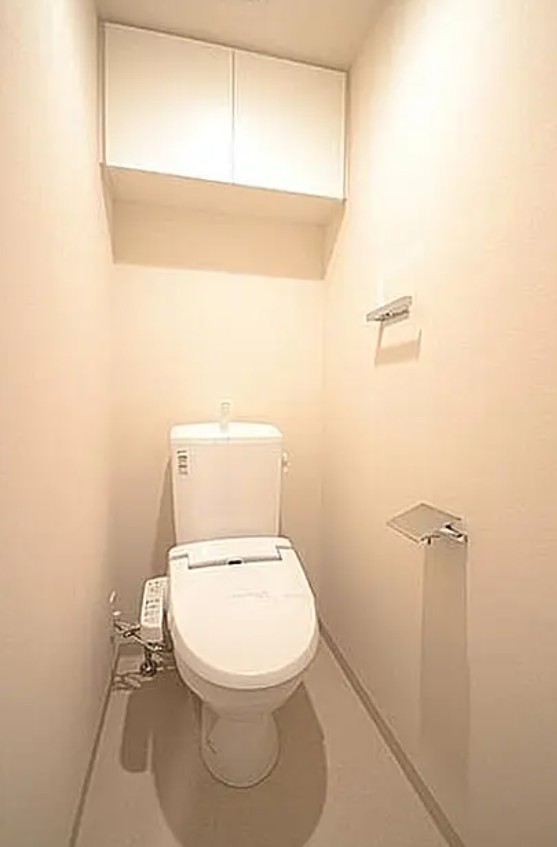 トイレ　落ち着いた色調のトイレです