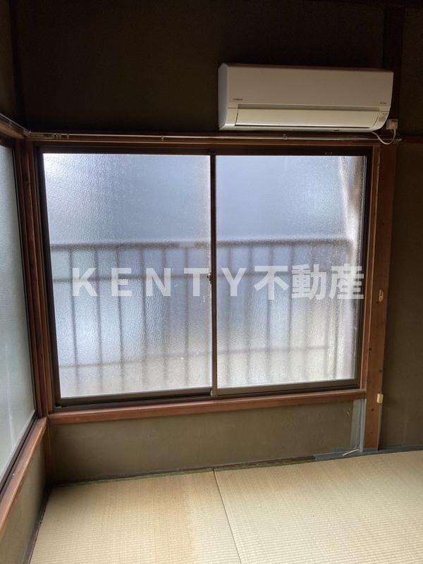 その他部屋・スペース　落ち着いた色調の寝室です