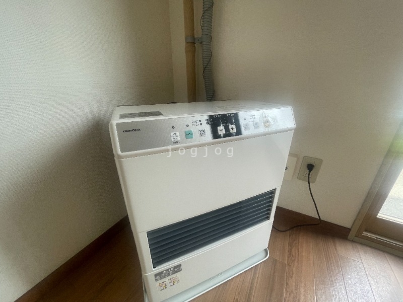 その他設備　冬はあったか石油ストーブです。