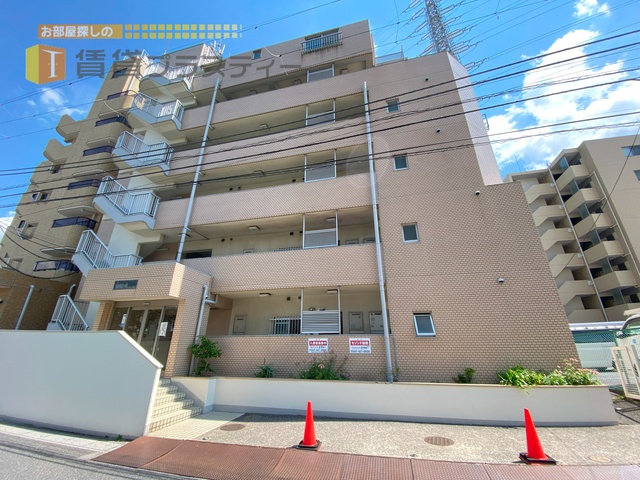建物外観　海老川沿いに鎮座するファミリーマンション