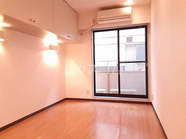 美工動坂ハイツの居間写真