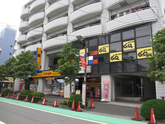 ドラックストア　１Ｆマツモトキヨシ　２ＦＧＱレンタル（ドラッグストア）まで10m