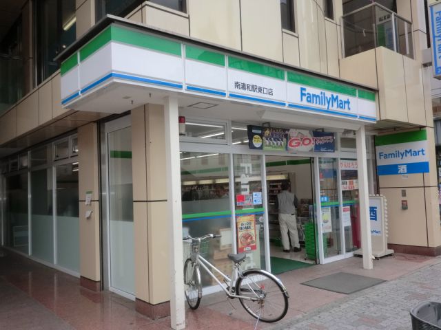 コンビニ　ファミリーマート（コンビニ）まで200m