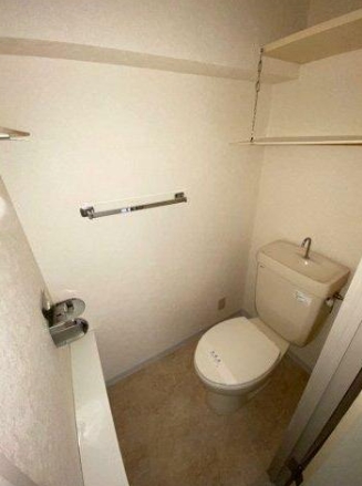 京急本線 京急鶴見駅 徒歩17分 7階建 築36年のトイレ写真