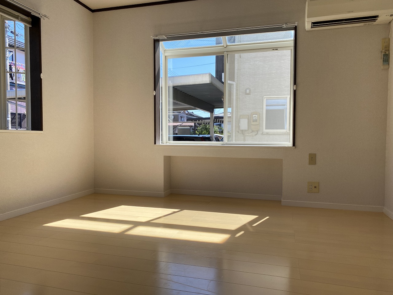 居室・リビング　朝日が気持ちいい東向きの窓。