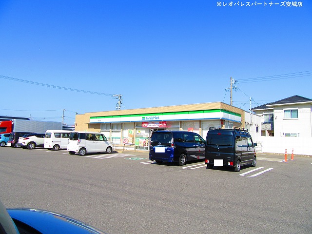 コンビニ　ファミリーマート一色町前野店（コンビニ）まで726m