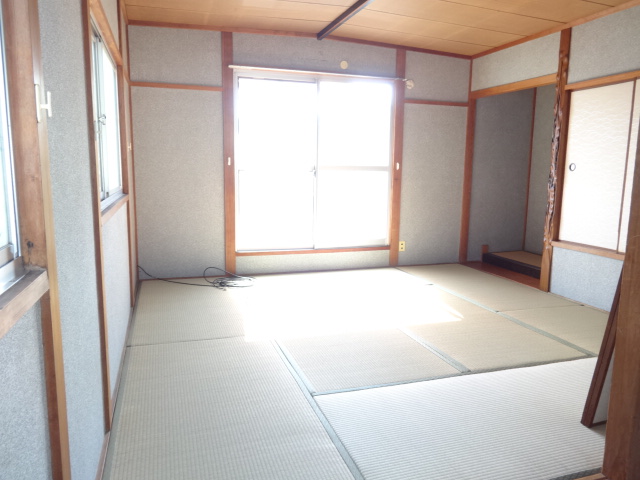 その他部屋・スペース　２面採光で日当良好！和室８帖♪
