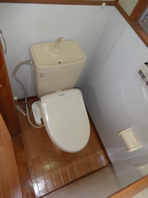 トイレ　温水洗浄暖房便座付！