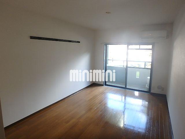 居室・リビング　様々な家具のレイアウトが楽しめるお部屋です。