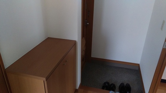 玄関　※別号室の写真です。