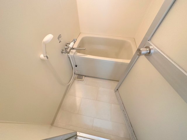 バス・シャワールーム　広めのお風呂は一日の疲れを癒してくれます。