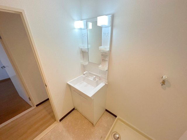 洗面設備　身支度が出来る独立洗面台です。