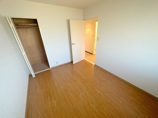 その他部屋・スペース　ゆとりのあるベッドルームで快適な睡眠をとってくださいね。