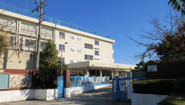 小学校　大東市立灰塚小学校（小学校）まで609m