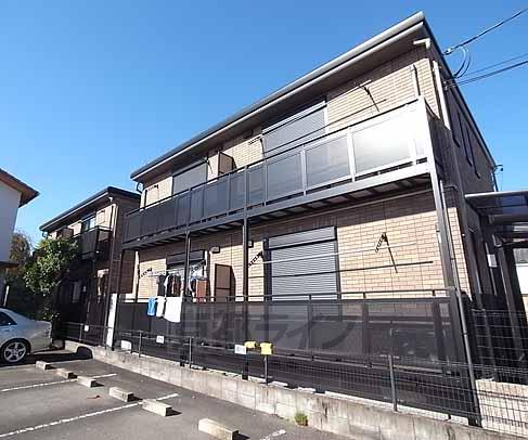 京都市西京区上桂西居町のアパートの建物外観