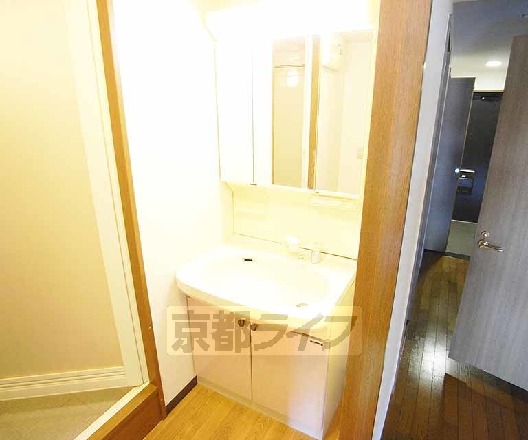 洗面設備　独立した洗面台もございます。