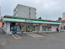 コンビニ　ファミリーマート札幌南12条店（コンビニ）まで221m