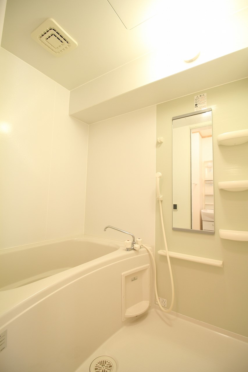 バス・シャワールーム　コンパクトで使いやすいお風呂です