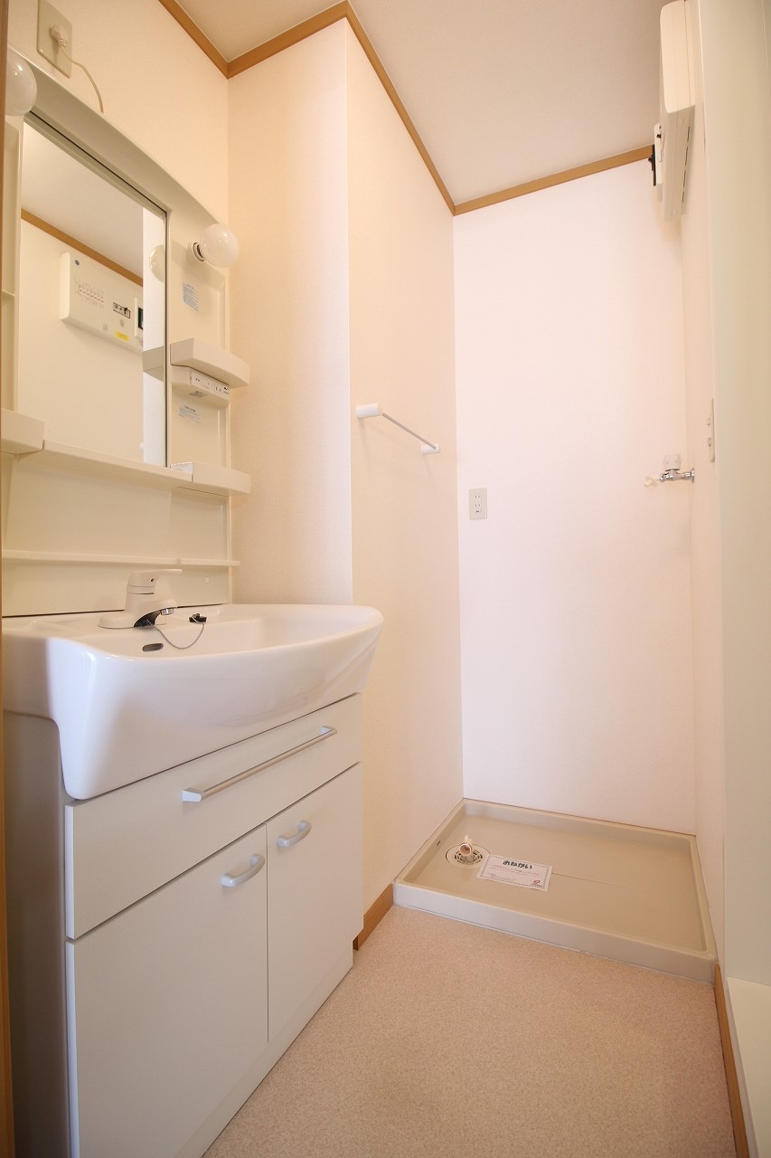 洗面設備　ゆったりとスペースのある洗面所