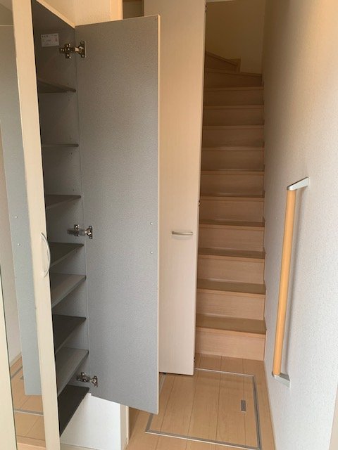 玄関　収納たっぷりの下駄箱付