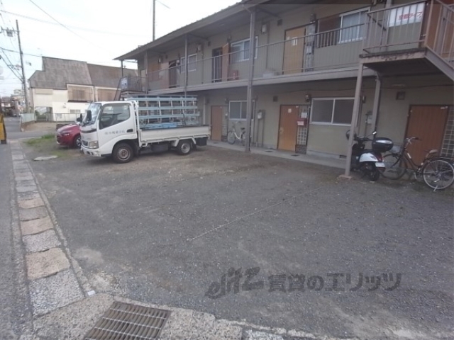 【京都市西京区樫原分田のアパートの駐車場】