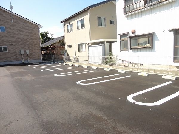 【小松市串町のアパートの駐車場】